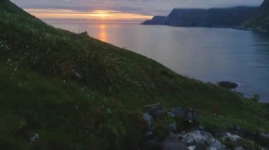 Sahilin aşağısındaki güneş ayarı yakalama Hoddevik plaj üzerinde uçan uçak.