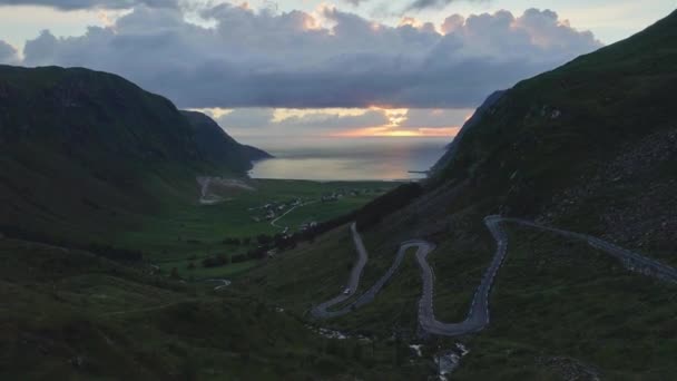 車は山の横にある曲がりくねった道を運転している間 Hoddevvik の海のショットをドローンします — ストック動画