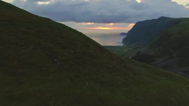 Drone Вивчення Пагорбів Hoddevika Поглядом Пагорбів Морем Заході Сонця — стокове відео