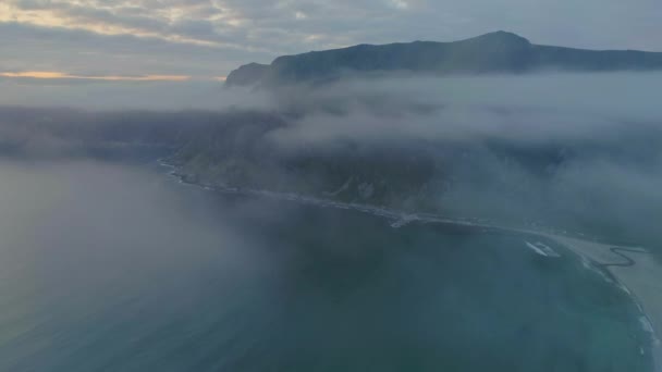 Vue aérienne de toute la plage de Hoddevika par une nuit brumeuse .