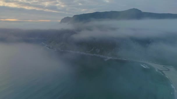 Luftaufnahme Des Gesamten Strandes Von Hoddevika Einer Nebligen Nacht — Stockvideo