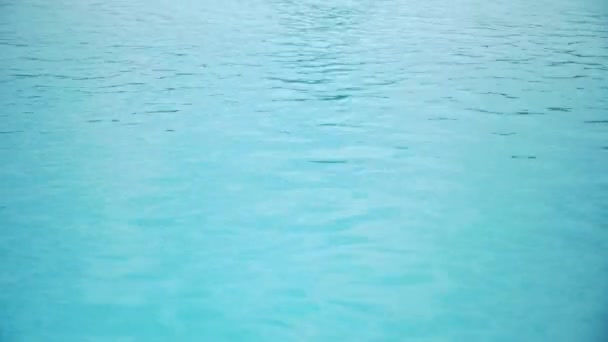 Drohnenbild Eines Plätschernden Blauen Wassers Einem Pool — Stockvideo