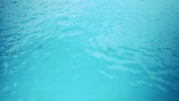 Nahaufnahme Eines Plätschernden Poolwassers Das Als Hintergrund Verwendet Werden Kann — Stockvideo