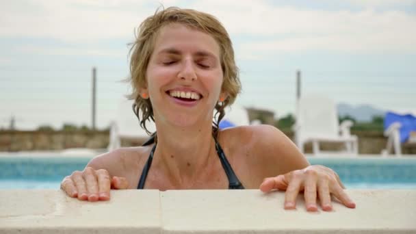 Havuzun Iken Tatil Evlerinin Toskana Kameraya Gülümseyen Bir Kız Yavaş — Stok video