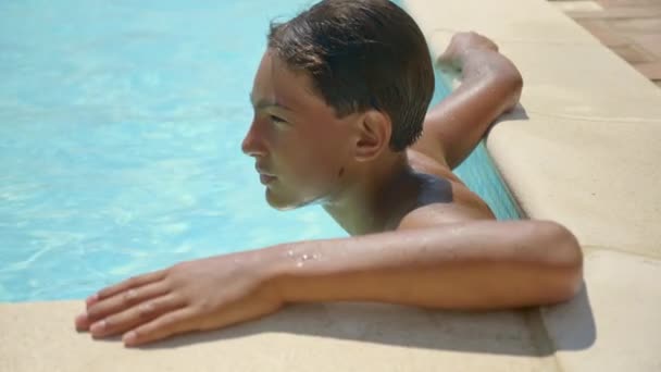 Jeune Homme Relaxant Dans Piscine — Video