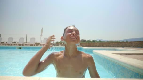 Niño Feliz Relaja Piscina Mientras Sonríe Cámara — Vídeos de Stock