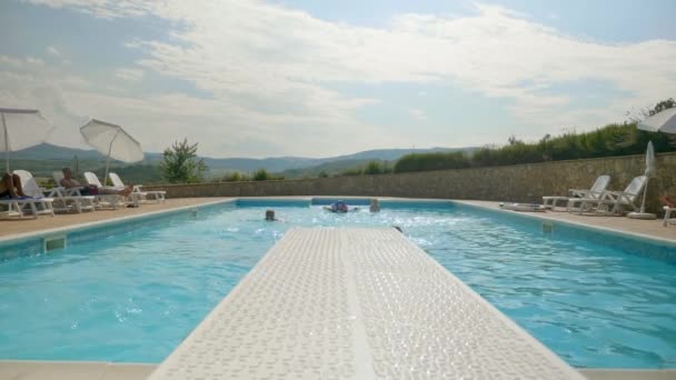 Uma Vista Céu Cordilheira Toscana Enquanto Crianças Nadam Piscina — Vídeo de Stock