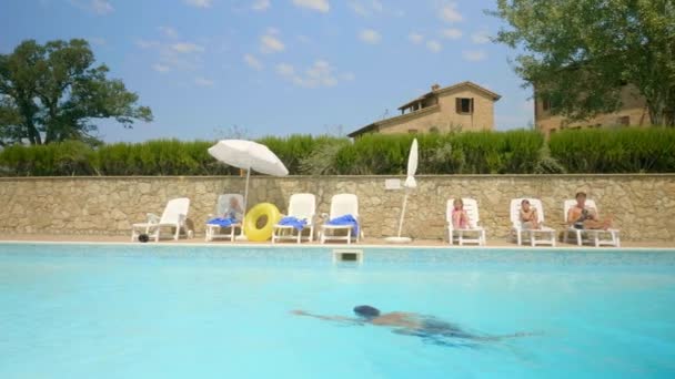 Zeitlupenaufnahme Eines Jungen Der Den Pool Springt Und Auf Die — Stockvideo