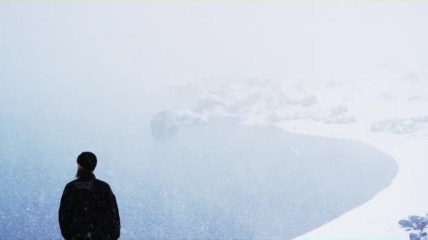 Traveller Standing Infront a Snow caped Beach, Islândia — Vídeo de Stock