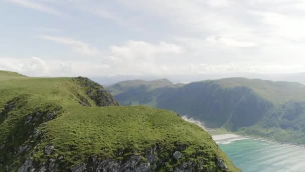 山の端で自然とビーチの美しい景色で走っている人の空中ショット — ストック動画