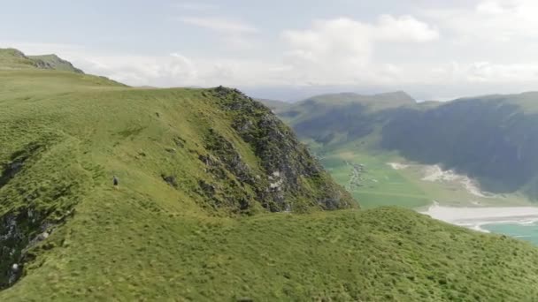 Ein Reisender Der Rande Eines Hohen Berges Mit Einem Herrlichen — Stockvideo