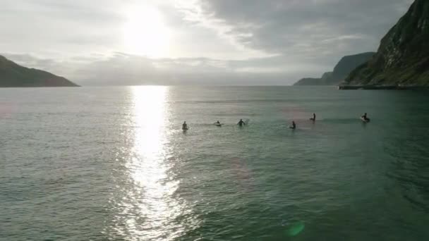 Pôr Sol Tiro Drone Circulando Torno Surfistas Admirando Vista — Vídeo de Stock