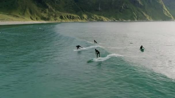 Drony Pohled Surfaři Koni Vlny Oceánu Hoddevik Norsko — Stock video