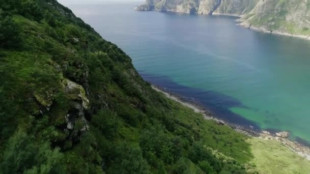 Plano Panorámico Las Montañas Hoddevik Océano Cielo Azul Fondo — Vídeo de stock