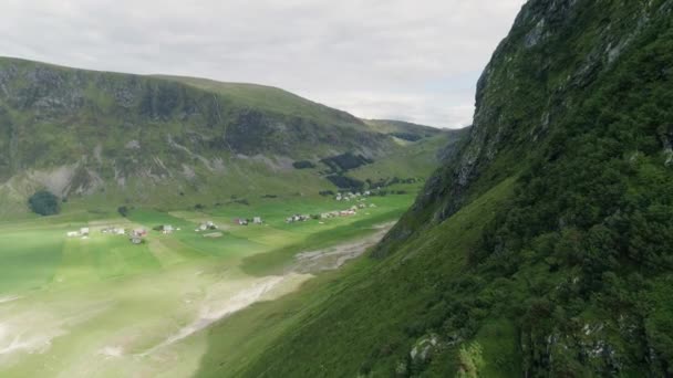 Drone Постріл Hoddevik Горами Мальовничим Видом Неба — стокове відео