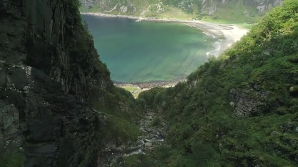 Bir Dron Atış Bir Güneşli Sabahı Dağlar Arasından Hoddevik Beach — Stok video