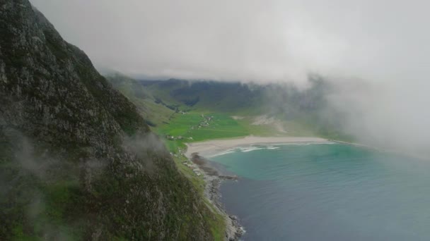 Uma Visão Aérea Drone Das Montanhas Hoddevik Praia Atrás Nevoeiro — Vídeo de Stock
