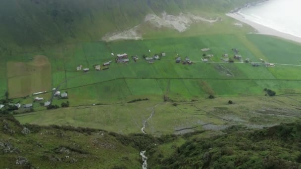 Een Drone Shot Van Bergbeek Hoddevik Mountain — Stockvideo