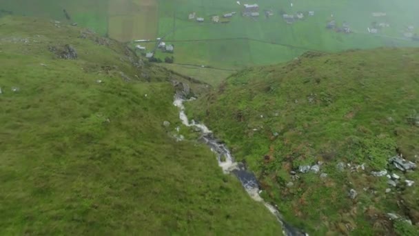 Drone Постріл Швидко Тече Потік Йде Вниз Долину Hoddevik Норвегія — стокове відео