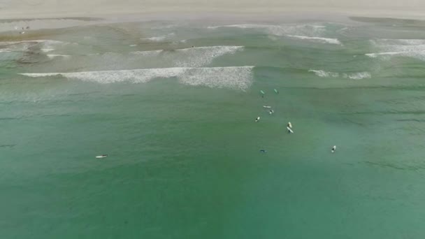 Tiro Panorâmico Das Ondas Quebrando Praia Com Surfistas Apreciando Água — Vídeo de Stock