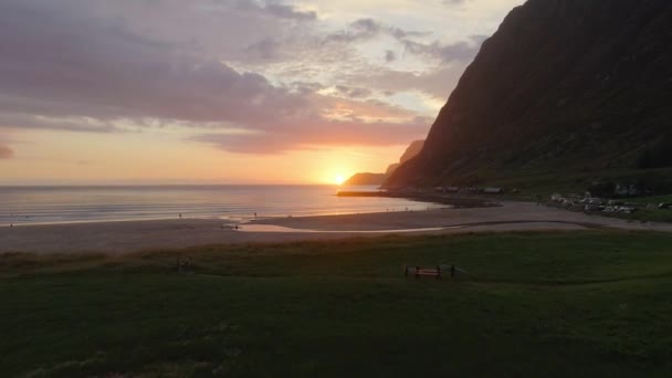 Вид Ночных Серферов Пляже Закатом Солнца Заднем Плане — стоковое видео