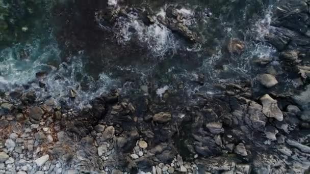 Ein Zeitlupe Gedrehtes Luftbild Eines Felsigen Berghangs Während Die Wellen — Stockvideo