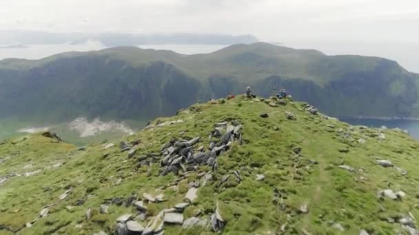 Tiro Aéreo Pessoas Relaxando Topo Montanha Hoddevik Com Vista Para — Vídeo de Stock