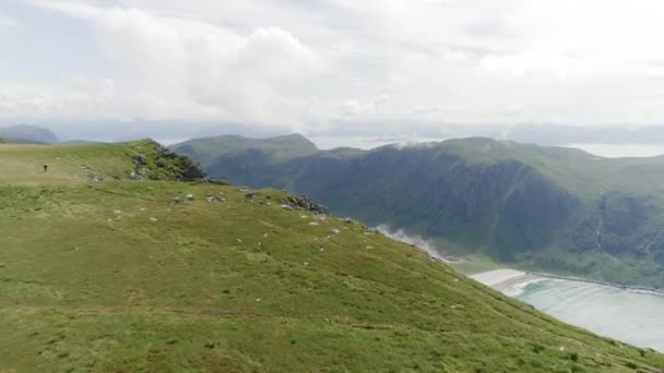 Pittoresque Hoddevik Montagnes Plage Vue Aérienne Drone — Video