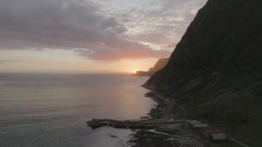 Dağ Güneş ayarı panoramik bir görünümünü gösteren bir dron vurdu.
