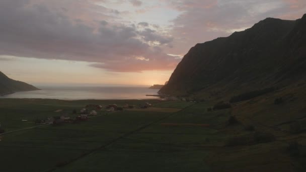 Грандіозний Вид Hoddevik Гори Пляжі Поки Сонце Встановлює Великий Камінь — стокове відео