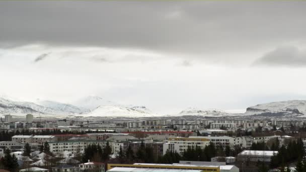 Вид Snowcapped Гір Будинків Халгрімскірк Місто Ісландії — стокове відео