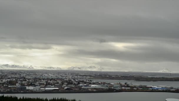 Vídeo Panorâmico Mar Montanhas Vida Urbana Islândia — Vídeo de Stock