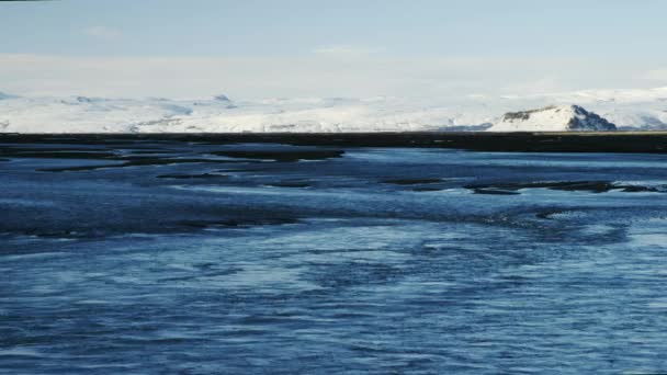 Film z śniegu pokryte górami Islandii od laguny — Wideo stockowe
