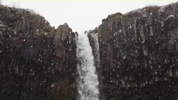 Svartifoss Wasserfall, als er auf das Tauchbecken trifft. — Stockvideo