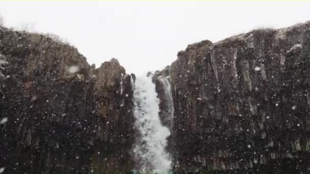 Witner megtekintése a Svartifoss vízesés alá, hogy a folyó — Stock videók