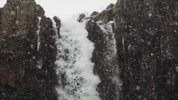 Fechar Olhe para a Cachoeira Svartifoss, Islândia . — Vídeo de Stock