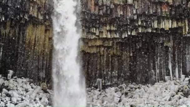 Invierno Islandia Vista de las columnas de lava — Vídeo de stock