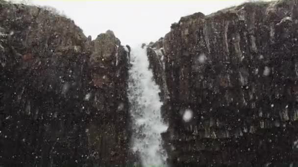 Een schot van de waterval Svartifoss en Lava kolommen — Stockvideo