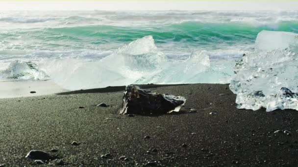 Onde Che Colpiscono Una Spiaggia Sabbia Nera Grandi Blocchi Ghiaccio — Video Stock