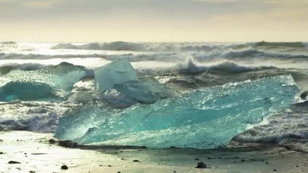 Disparo Poderosas Olas Golpeando Bloques Icebergs Playa Diamond — Vídeo de stock