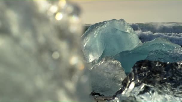 ダイアモンド ビーチ アイスランド氷山の部分を通って衝突する波のビュー — ストック動画