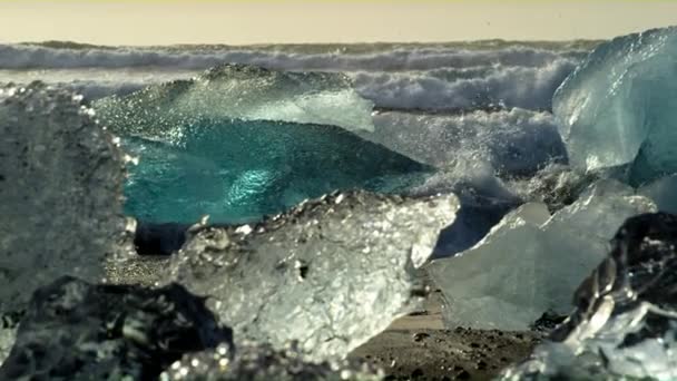 Vídeo Ondas Batendo Através Blocos Gelo Durante Pôr Sol Islândia — Vídeo de Stock