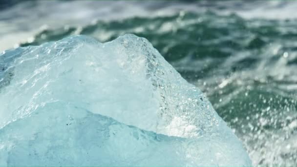 Video Iceberge Mentre Onde Infrangono Diamond Beach — Video Stock