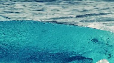 Küçük dalgalar yan isabet ederken Diamond beach adlı yüzen buz kütlesi bir video.
