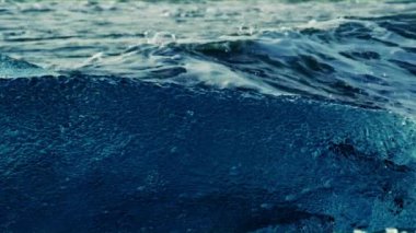 İzlanda'daki bir buz Dağı üzerinde çökmesini dalgalar