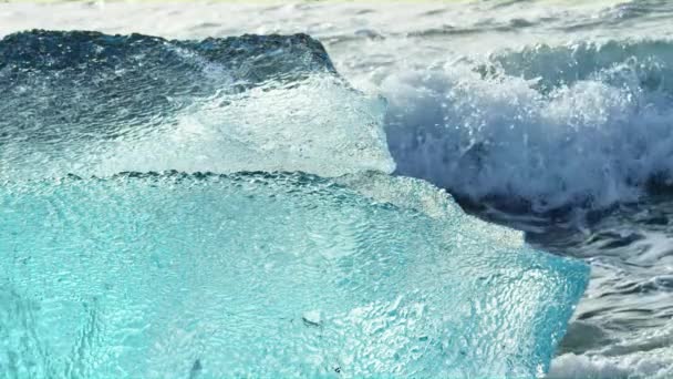 それに墜落した波として氷山のブロックのクローズ アップ映像 — ストック動画