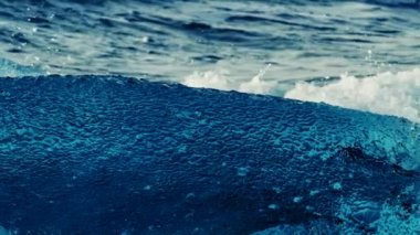 Bir buzdağı ve sığ dalgalar halinde arka ucu