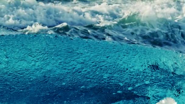 Eisberg und Wellen am Diamantenstrand — Stockvideo