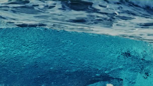 Close-up Shot van een ijsbergen en golven — Stockvideo