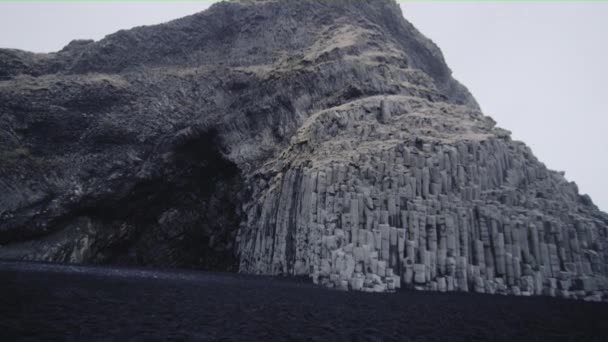 Blick auf die Basaltklippe am schwarzen Strand — Stockvideo